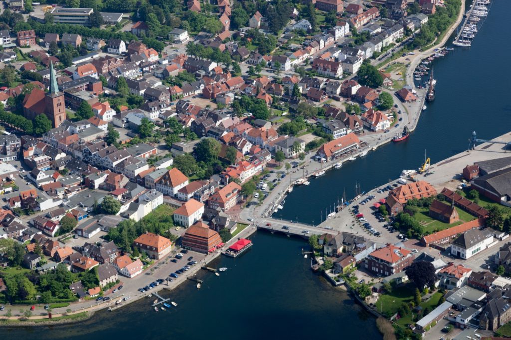 Luftbild Neustadt in Holstein Brücke Hafen (Aludibond Acrylglas